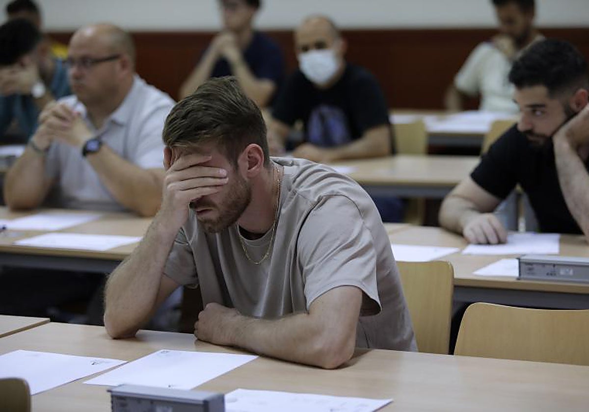 Oposiciones a profesores de Secundaria y FP en Andalucía 6 personas